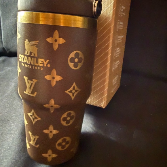 New Stanley 20oz Laser Engraved Brown and Gold Patterned Tumbler with Handle - Picture 3 of 7